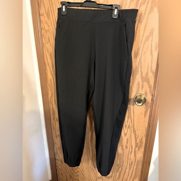 Athleta Pants - Athleta Textured BrookLyn Jogger Size 16, Color:Black Lightweight and Soft.